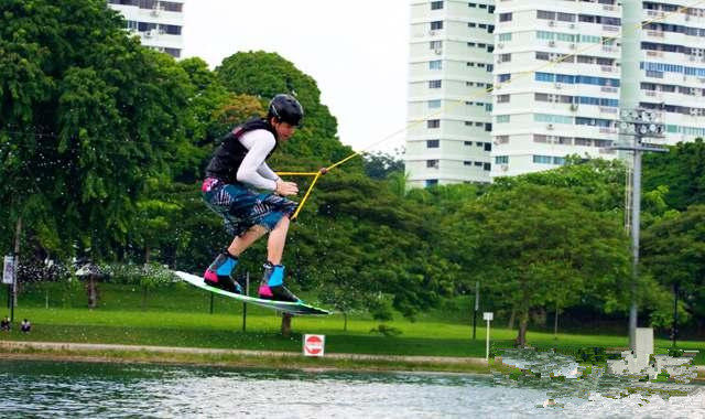 新加坡极限主题乐园钢索”水上飘SKI360°